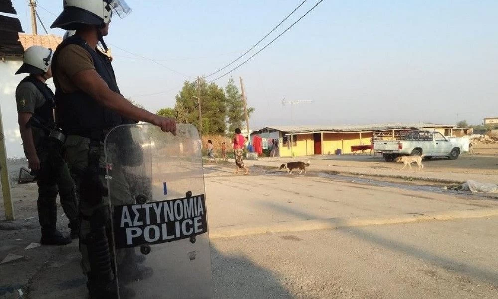 Ασπρόπυργος: 40 Ρομά την "έπεσαν" σε αστυνομικούς